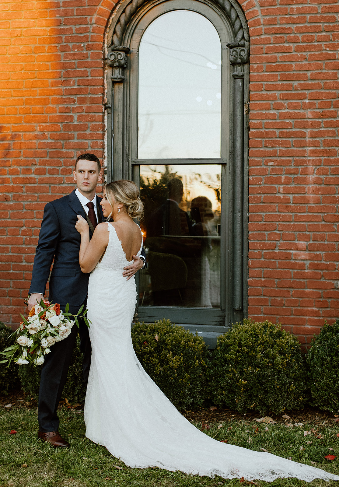Alabaster Collective Nashville was the perfect backdrop for this Intimate Nashville Wedding. Photography by Emily Battles Photography